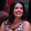 Babu Santana, Arthur Aguiar e Fernanda Bande estão sorridentes e sentados no sofá da sala do BBB 25