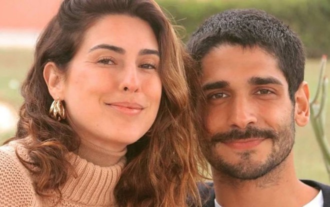 Fernanda Paes Leme e Victor Sampaio, com sorriso tímido, em foto publicada no Instagram