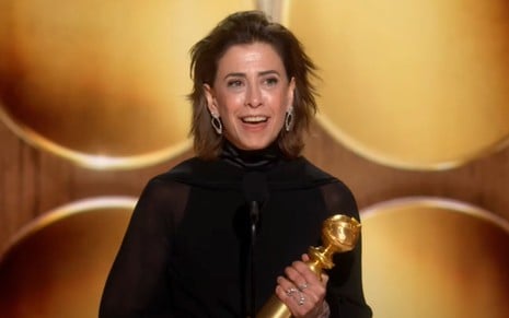 Fernanda Torres durante discurso ao ganhar o Globo de Ouro 2025 de melhor atriz; ela concorre ao Oscar