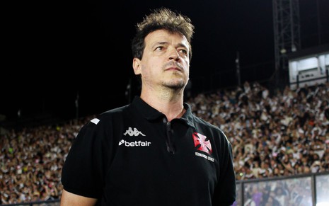 O técnico Fernando Diniz usa camisa preta de uniforme do Vasco em jogo em São Januário