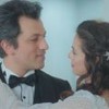 Arif (Feyyaz Duman) e Bahar (Özge Özpirinçci) se olham; eles estão vestidos de noivos em cena da novela Força de Mulher