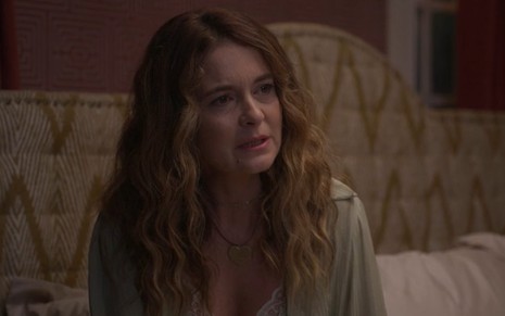 A atriz Cláudia Abreu com expressão séria em cena de Dona de Mim