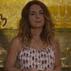 A atriz Cláudia Abreu com expressão séria em cena de Dona de Mim