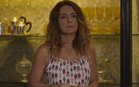A atriz Cláudia Abreu com expressão séria em cena de Dona de Mim