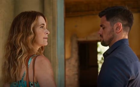 A atriz Cláudia Abreu e o ator Felipe Simas frente a frente em cena de Dona de Mim