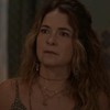 A atriz Cláudia Abreu com expressão séria em cena de Dona de Mim