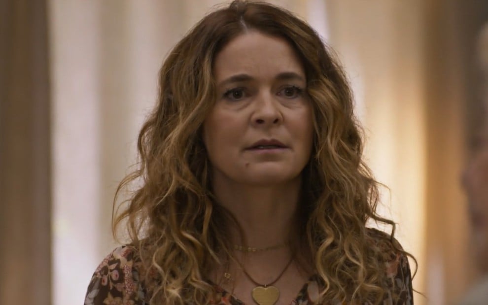 A atriz Cláudia Abreu com expressão séria em cena de Dona de Mim