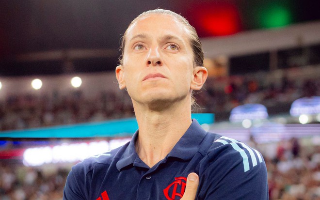 O técnico do Flamengo Filipe Luís comandando o time em jogo no Maracanã