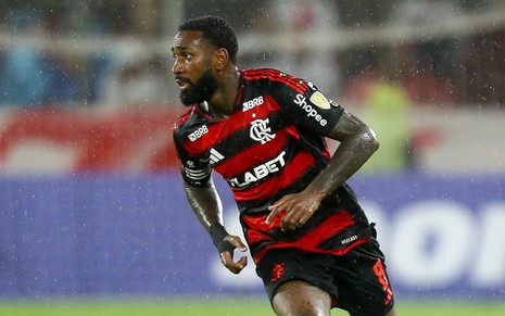 Flamenguista Gerson usa uniforme tradicional rubro-negro em jogo do Flamengo ao vivo contra a LDU