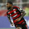 Flamenguista Gerson usa uniforme tradicional rubro-negro em jogo do Flamengo ao vivo contra a LDU