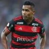 Alex Sandro, do Flamengo, veste uniforme listrado em vermelho e preto durante partida da equipe