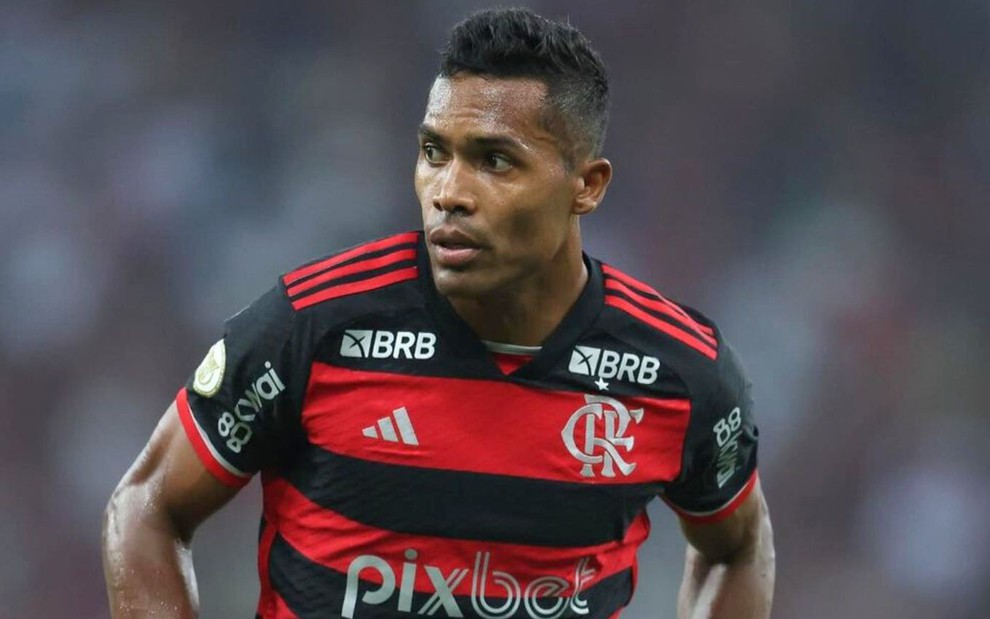 Alex Sandro, do Flamengo, veste uniforme listrado em vermelho e preto durante partida da equipe