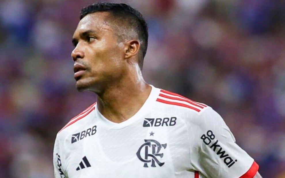 Alex Sandro, do Flamengo, veste uniforme branco com detalhes pretos e vermelhos durante jogo