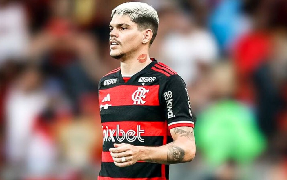 Ayrton Lucas, do Flamengo, veste uniforme listrado em vermelho e preto durante partida da equipe