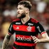 Léo Pereira, do Flamengo, veste uniforme listrado em vermelho e preto durante partida