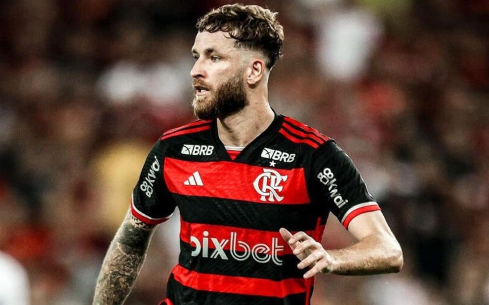 Léo Pereira, do Flamengo, veste uniforme listrado em vermelho e preto durante partida