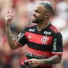 Michael, do Flamengo, comemora gol durante partida e veste uniforme listrado em vermelho e preto