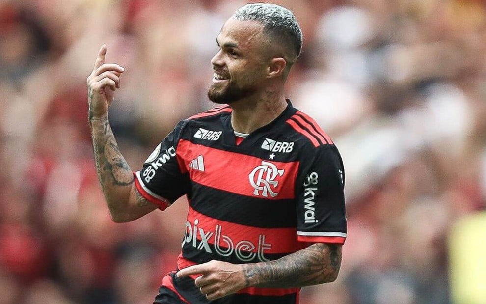 Michael, do Flamengo, comemora gol durante partida e veste uniforme listrado em vermelho e preto