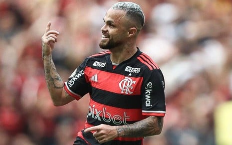 Michael, do Flamengo, comemora gol durante partida e veste uniforme listrado em vermelho e preto