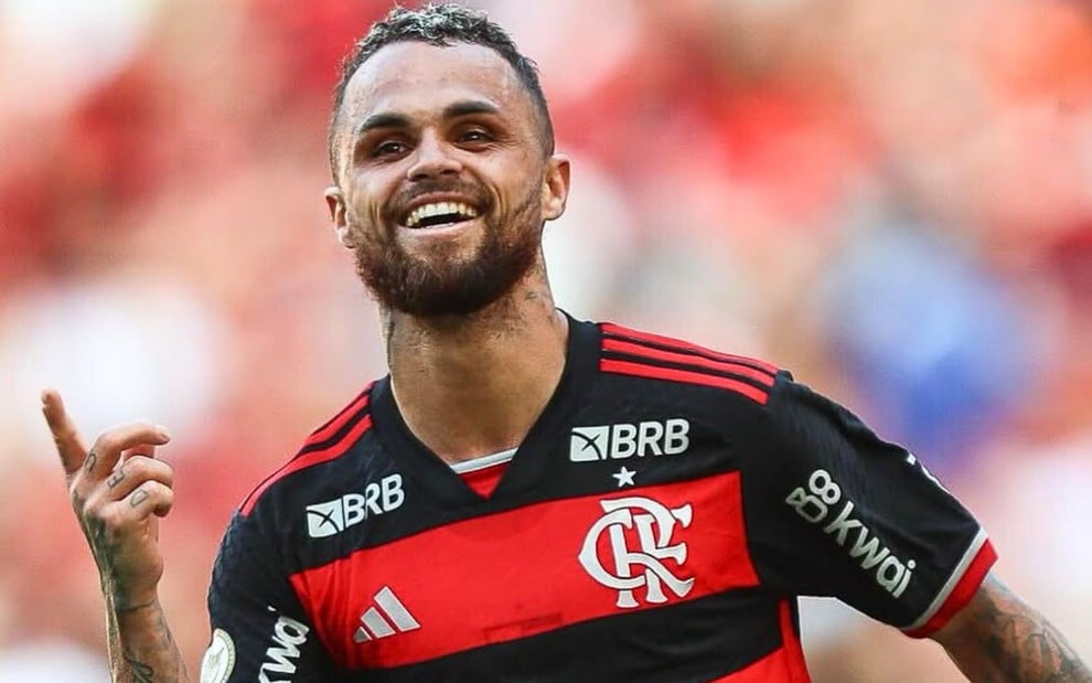 Michael, do Flamengo, comemora gol durante partida e veste uniforme listrado em vermelho e preto