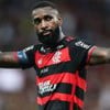 Gerson, do Flamengo, veste uniforme listrado em vermelho e preto durante partida da equipe