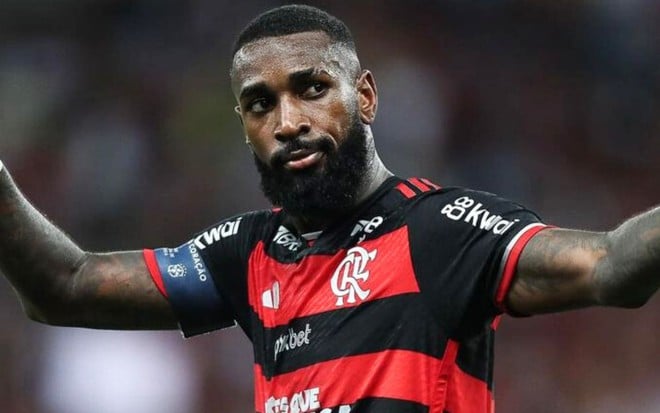 Gerson, do Flamengo, veste uniforme listrado em vermelho e preto durante partida da equipe