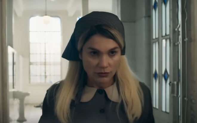 Sandra (Flávia Alessandra) com roupas de empregada no primeiro trailer de Êta Mundo Melhor!