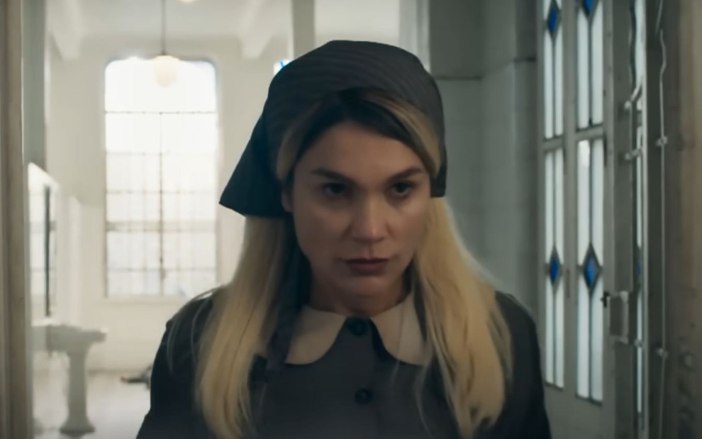 Sandra (Flávia Alessandra) com roupas de empregada no primeiro trailer de Êta Mundo Melhor!