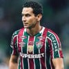 Ganso, do Fluminense, veste uniforme listrado em grená, verde e branco durante partida da equipe