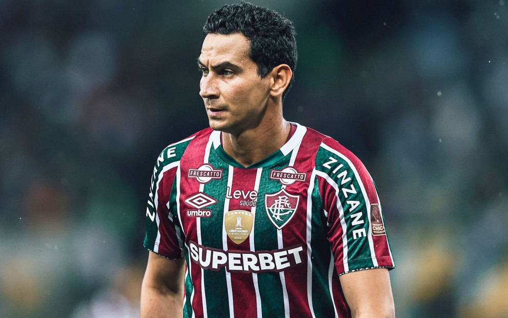 Ganso, do Fluminense, veste uniforme listrado em grená, verde e branco durante partida da equipe