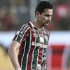 Ganso, do Fluminense, veste uniforme listrado em grená, verde e branco durante partida da equipe