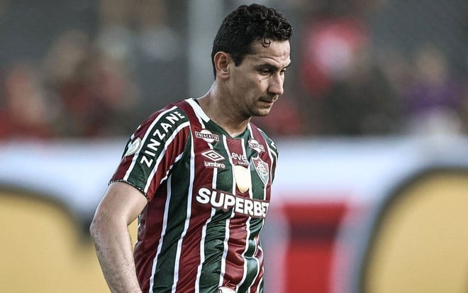 Ganso, do Fluminense, veste uniforme listrado em grená, verde e branco durante partida da equipe