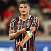 Thiago Silva, do Fluminense, veste uniforme listrado em grená, branco e verde durante partida