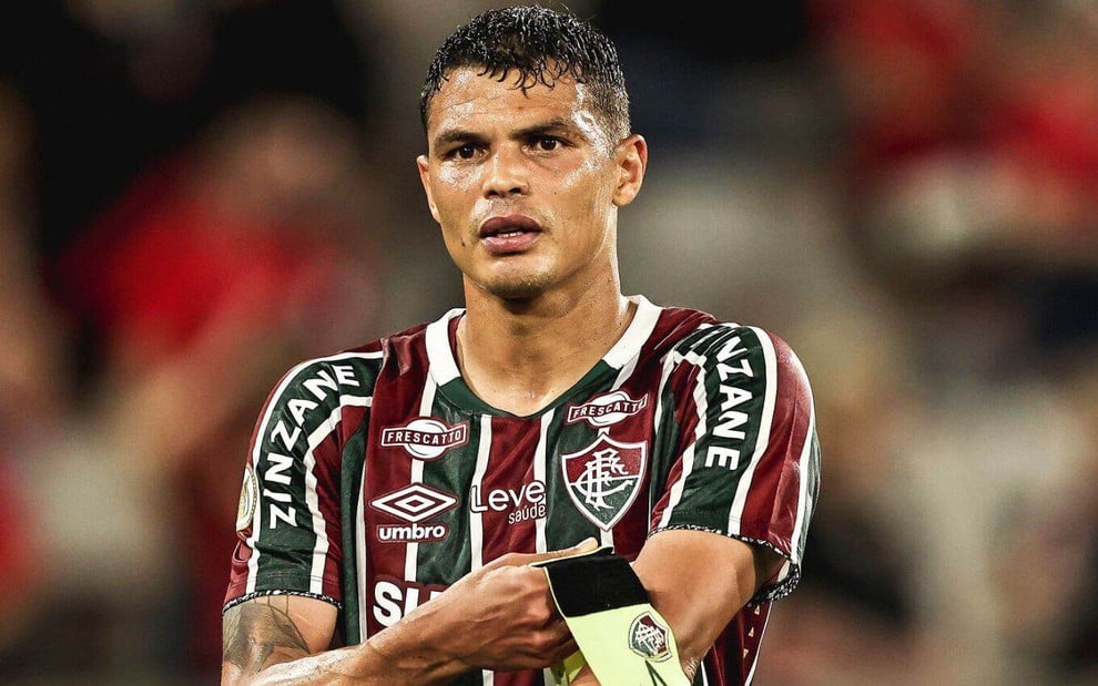 Thiago Silva, do Fluminense, veste uniforme listrado em grená, branco e verde durante partida