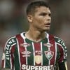 Thiago Silva, do Fluminense, veste uniforme listrado em grená, branco e verde durante partida