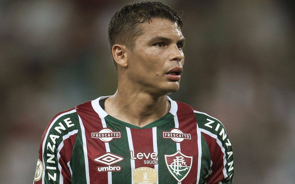 Thiago Silva, do Fluminense, veste uniforme listrado em grená, branco e verde durante partida