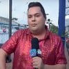 Fofoquito durante cobertura do Carnaval para o Fofocalizando, com microfone na mão, no sambódromo