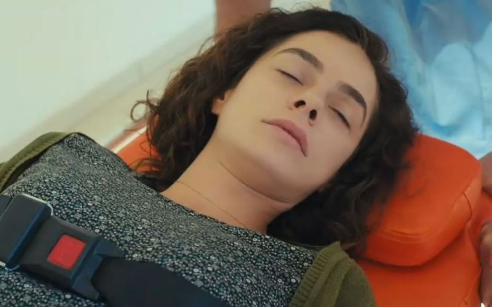 Bahar (Özge Özpirinçci) desmaiada em cena da novela Força de Mulher