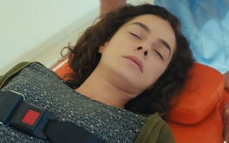 Bahar (Özge Özpirinçci) desmaiada em cena da novela Força de Mulher