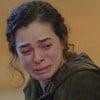 A atriz Özge Özpirinçci chorando em cena de Força de Mulher