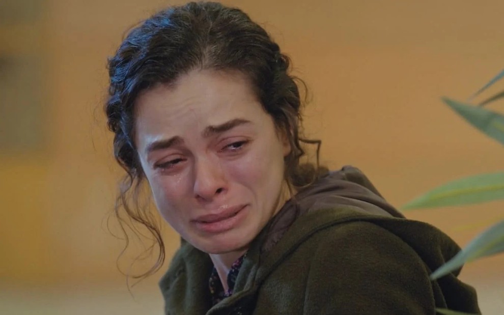 A atriz Özge Özpirinçci chorando em cena de Força de Mulher