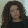 A atriz Seray Kaya com expressão séria em cena de Força de Mulher