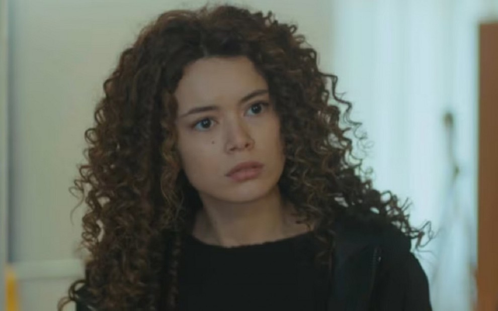 A atriz Seray Kaya com expressão séria em cena de Força de Mulher