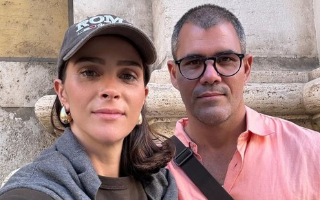 Foto mostra Leticia Cazarré ao lado de Juliano Cazarré
