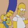 Lisa, Bart, Maggie, Marge e Homer Simpson têm expressões tristes diante de um enterro do sofá na animação Os Simpsons