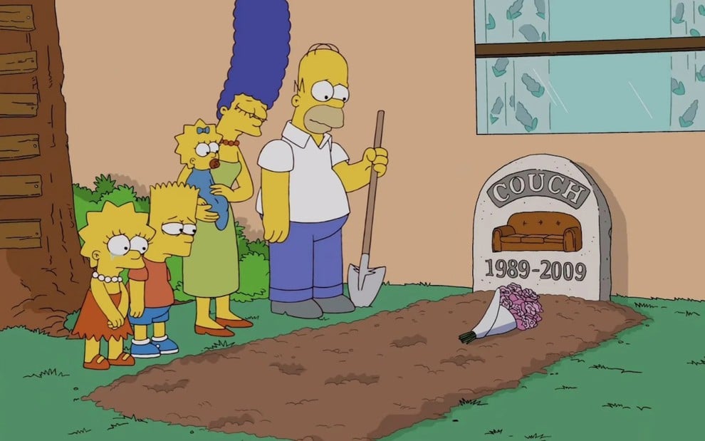 Lisa, Bart, Maggie, Marge e Homer Simpson têm expressões tristes diante de um enterro do sofá na animação Os Simpsons