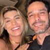 Fran e Diego Grossi juntos; ela o abraça e os dois aparecem sorridentes