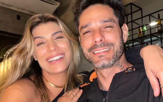 Fran e Diego Grossi juntos; ela o abraça e os dois aparecem sorridentes