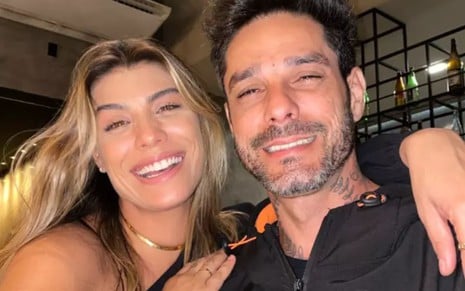 Fran e Diego Grossi juntos; ela o abraça e os dois aparecem sorridentes