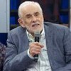 Francisco Cuoco em participação no Altas Horas, em 2022, falando com microfone em mãos